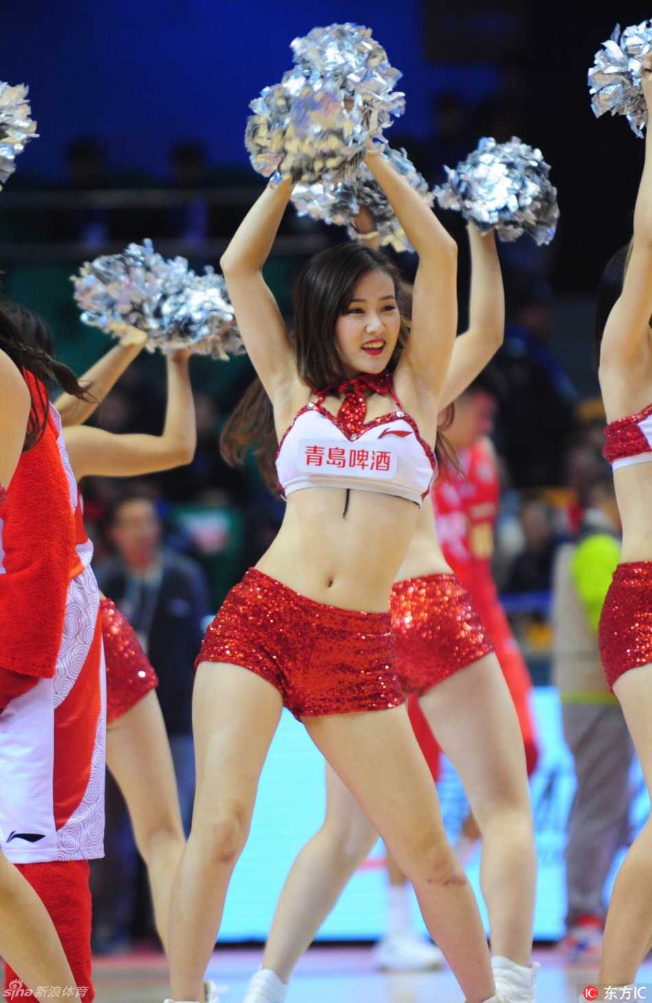 队员手持炫彩花球，高高跃起，马尾辫在空中划出活力的弧线