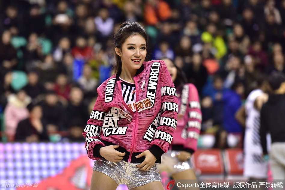 集体亮相气场全开，多人的组合配合默契，层次分明的队形展现了团队的凝聚力与舞蹈的美感。