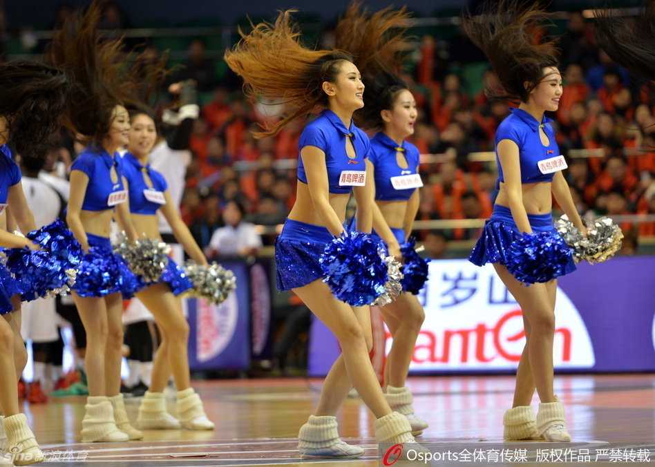 中场休息的璀璨时刻，两位宝贝扎着利落马尾，专注的表情和有力的动作彰显着专业舞者的素养。