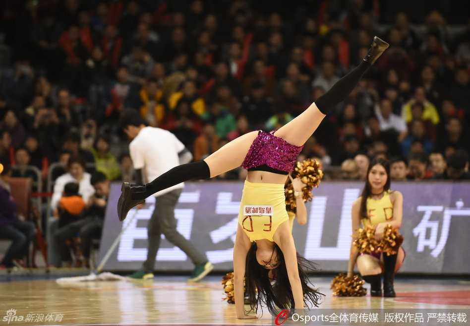 迷人微笑定格赛场，高马尾随着动作轻盈摆动，青春活力在聚光灯下肆意挥洒。