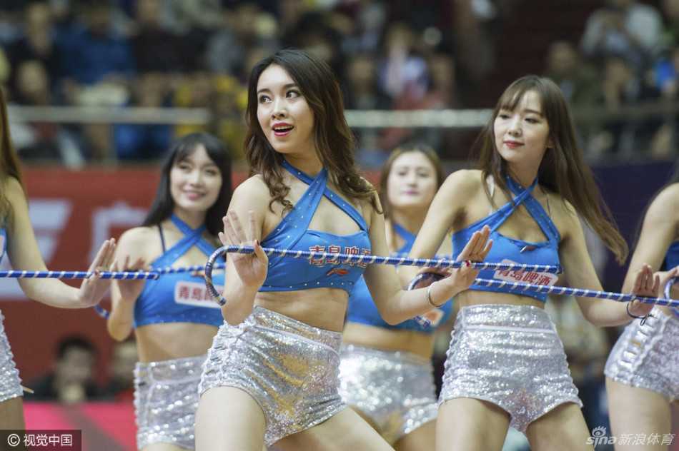 啦啦宝贝身姿轻盈跃起，动感舞步点燃赛场激情