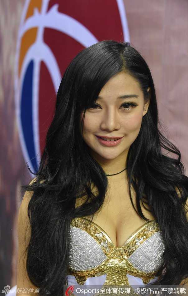 即使在嘈杂的赛场边，美女DJ依然沉浸在自己的音乐世界里，她酷酷的表情与动感的背景形成鲜明对比，酷劲十足。