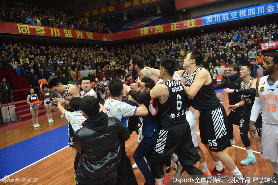 当值裁判神情严肃站在中央，用力分开纠缠在一起的双方球员