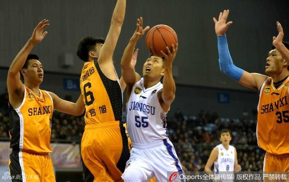 罗凯文在拼抢中痛苦倒地，手捂左膝，表情因剧痛而扭曲，队友们神情严峻地围拢过来，场边的担架迅速入场，气氛紧张。