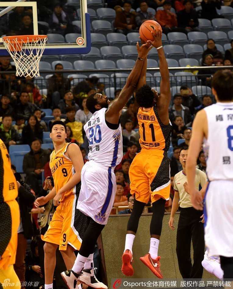 奥登在对方内线球员的头上双手大力灌篮，整个身体悬空，肌肉线条分明，仿佛要将篮筐拽下，展现出了不可一世的霸气。