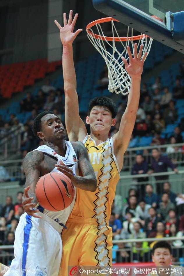 广东队后卫陈江华以风驰电掣的速度突破吉林队外援托马斯的贴身防守，在身体对抗中巧妙挑篮，尽显灵动本色。