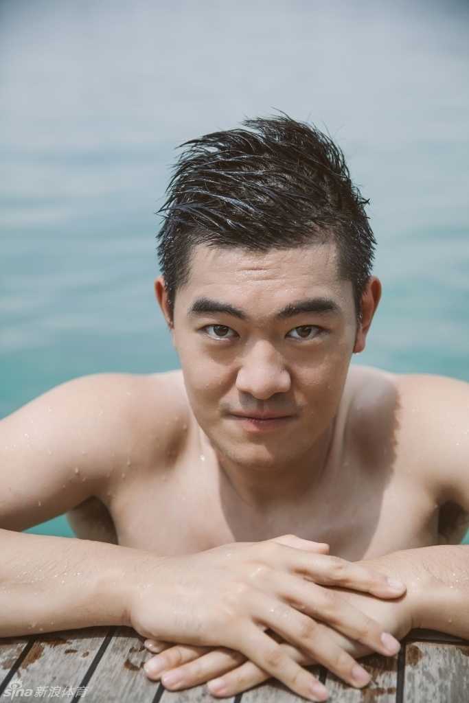 聚光灯下的CUBA球星们，面对球迷的欢呼腼腆微笑，他们是校园里的风云人物，也是篮球场上最闪亮的明星