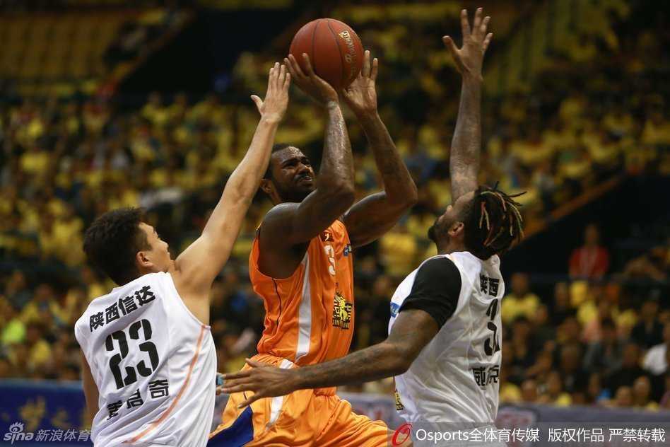 NBL联赛揭幕战狂飙:外援对决引爆蓉城,热情观众共筑篮球盛宴 客队外援如猎豹般快速突破防线,以雷霆万钧之势冲击篮筐,展现惊人爆发力