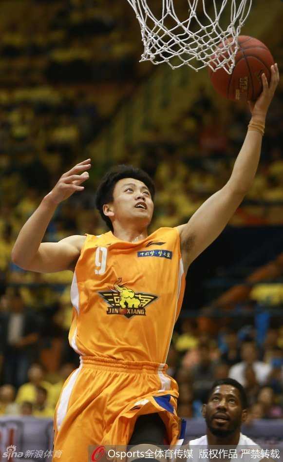 NBL联赛揭幕战狂飙:外援对决引爆蓉城,热情观众共筑篮球盛宴 外援如天兵降临试图遮天蔽日完成封盖,进攻球员则在空中巧妙闪躲寻找上篮角度