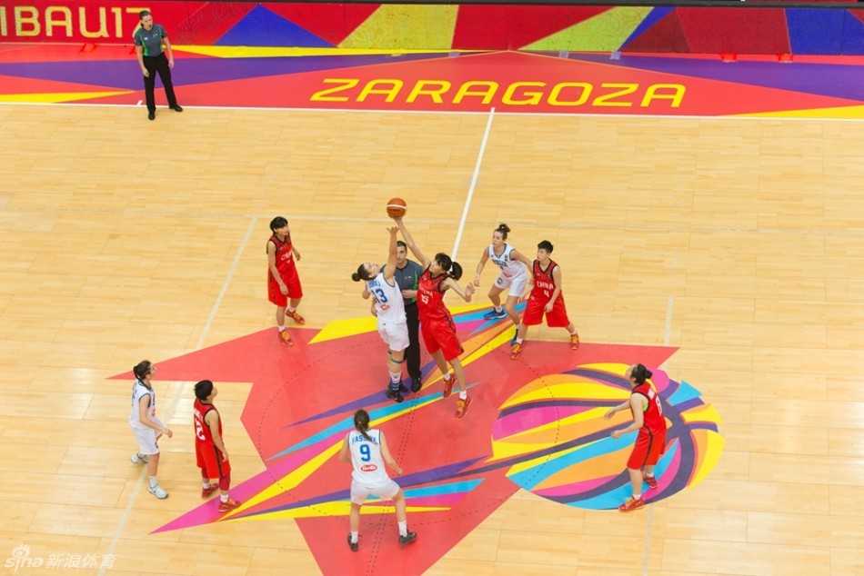 中场跳球瞬间，韩旭与意大利中锋同时起跳，手臂在空中伸展，争夺球权的激烈对抗一览无余