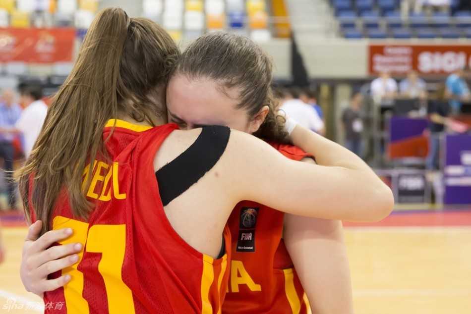 中国队员在比赛中积极拼抢地板球，两人同时飞身扑向篮球，展现了寸土必争、不畏强敌的比赛态度。