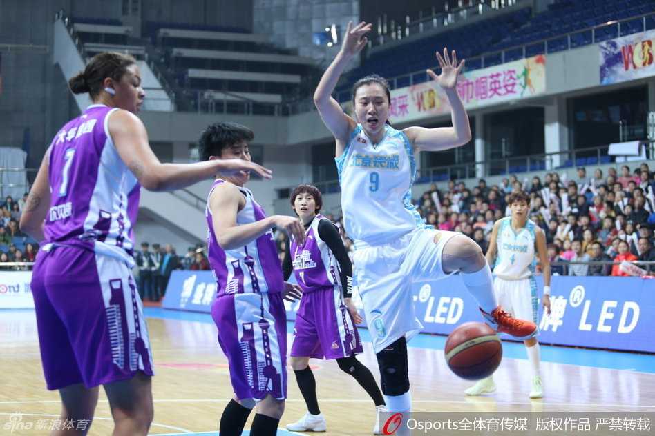邵婷奋力突破上篮，篮球在空中划过一道弧线，直奔篮筐而去