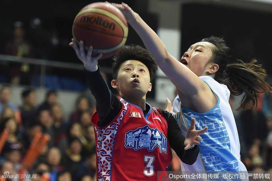 彭诗晴在长人林中跃起抛射，小巧灵动犹如穿花蝴蝶