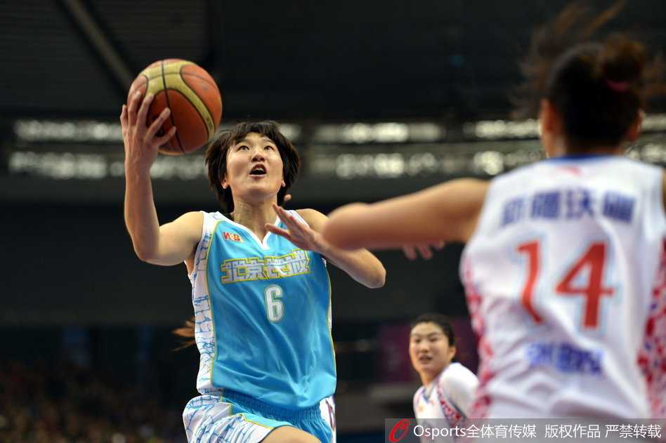 北京队核心邵婷如利刃般撕裂新疆防线，面对多人包夹依然强势突破上篮，展现全能国手风采。