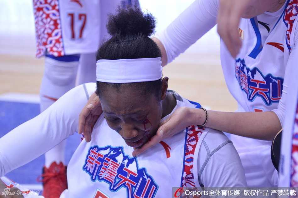 比赛进入白热化，新疆与北京的球员在篮下进行高强度对抗，火药味十足，每个人都为了球权奋不顾身。