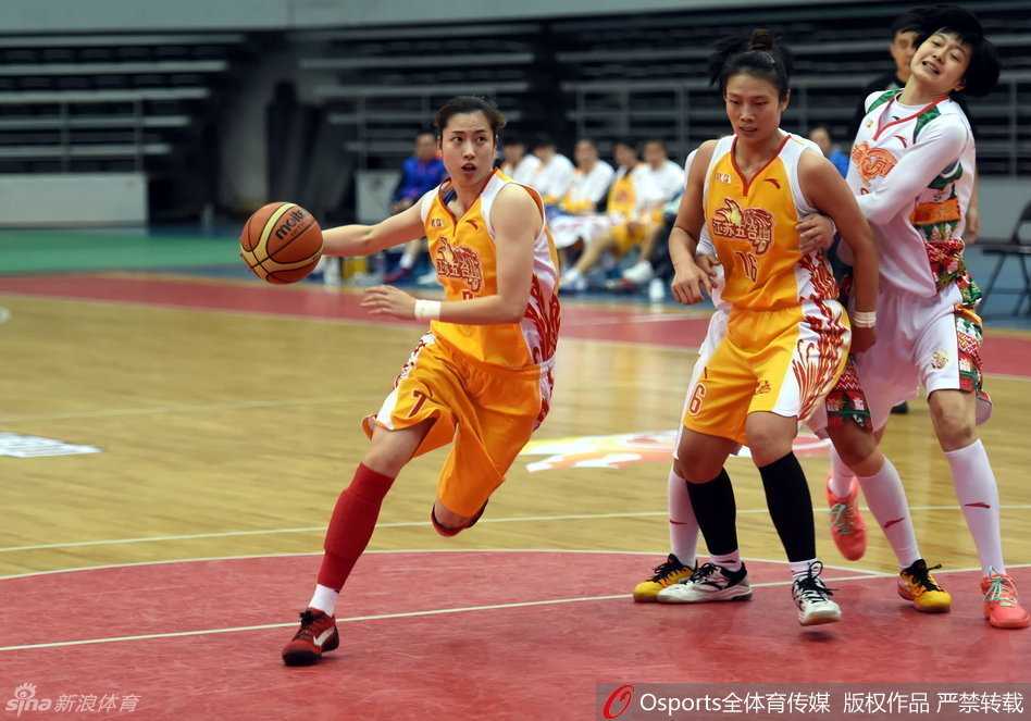 WCBA第32轮烽火四起:帕克狂砍大号两双,众球星上演突破封盖好戏 陈晓佳如利刃般中路切入,面对包夹毅然起身上篮,身形在空中舒展如燕,瞬间撕裂对方防线。