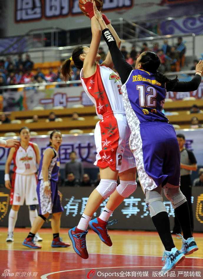 WCBA第32轮烽火四起:帕克狂砍大号两双,众球星上演突破封盖好戏 杨力维在外线觅得良机,三分线外拔地而起,篮球在空中划过一道彩虹般的完美弧线直钻网窝。