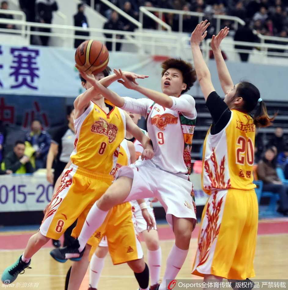 WCBA第32轮烽火四起:帕克狂砍大号两双,众球星上演突破封盖好戏 黄品蓁持球突破如闪电劈开防守,她压低重心,眼神紧盯篮筐,每一步都充满了节奏感与爆发力。