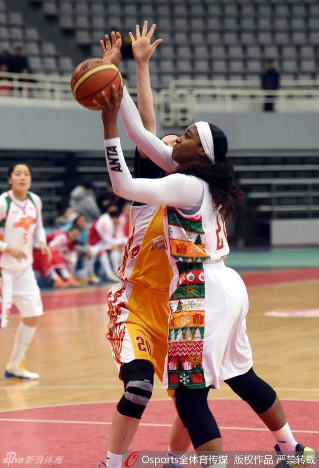 WCBA第32轮烽火四起:帕克狂砍大号两双,众球星上演突破封盖好戏 露雯奋力跃起试图封盖,手臂完全伸展如同一张巨网,虽然指尖几乎触到皮球,却依然难阻对手出手瞬间。