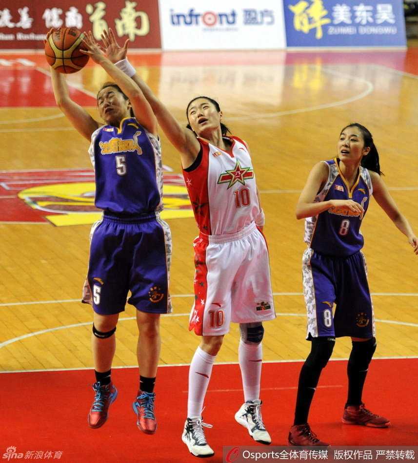 WCBA第32轮烽火四起:帕克狂砍大号两双,众球星上演突破封盖好戏 孙梦然在篮下展现强大核心力量,背身扛开防守后强起上篮,肌肉线条中迸发出不可阻挡的力量感。