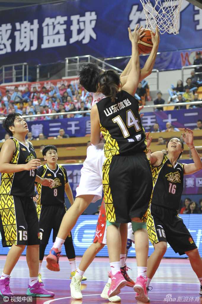 WCBA第八轮:京城德比内线肉搏,女篮赛场上演速度与激情 场边的许利民指导神情专注,双手拢在嘴边大声呼喊,向场内队员传递着关键的战术布置。