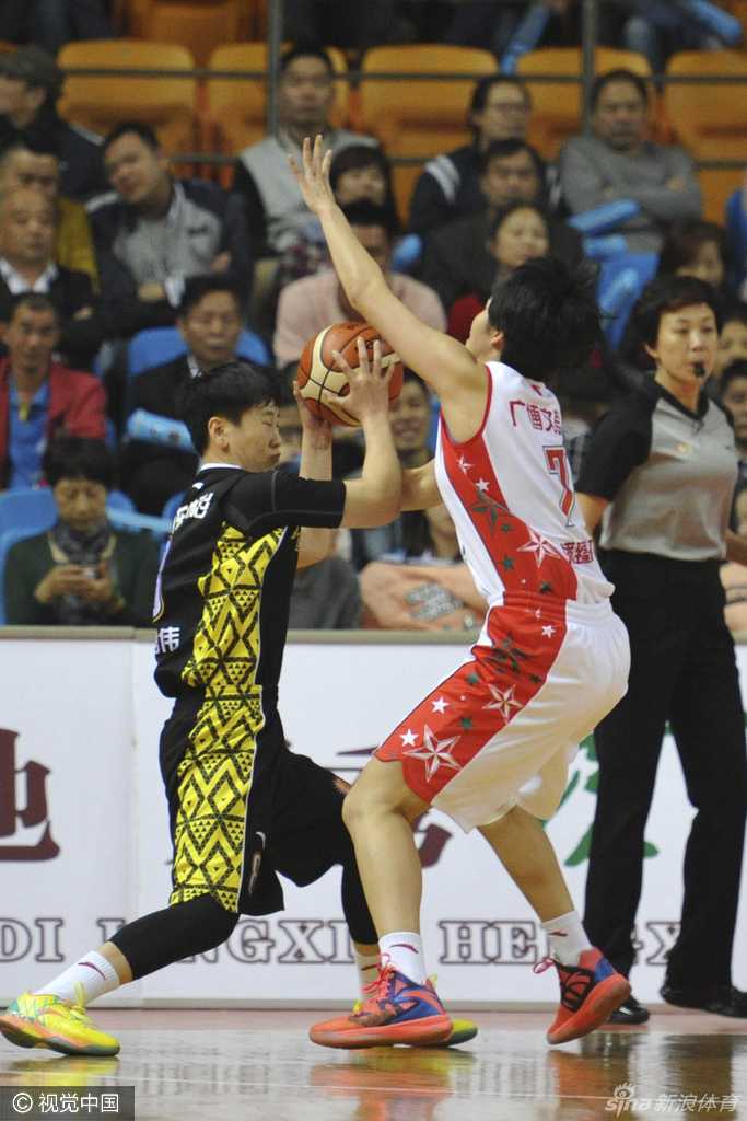 WCBA第八轮:京城德比内线肉搏,女篮赛场上演速度与激情 北京队后卫快速运球推进发动反击,她灵巧地躲避防守,眼神向前场寻找快下的队友。