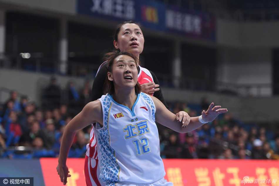 WCBA第八轮:京城德比内线肉搏,女篮赛场上演速度与激情 球员们在禁区激烈卡位,肌肉碰撞间手臂纠缠在一起,为了争抢篮板球互不相让。