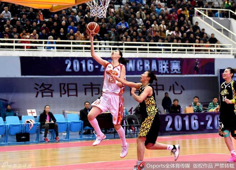 孙梦然在高位拿球，做出投篮假动作点飞防守，随即运球一步寻找传给反跑切入队友的线路，准备送上助攻。