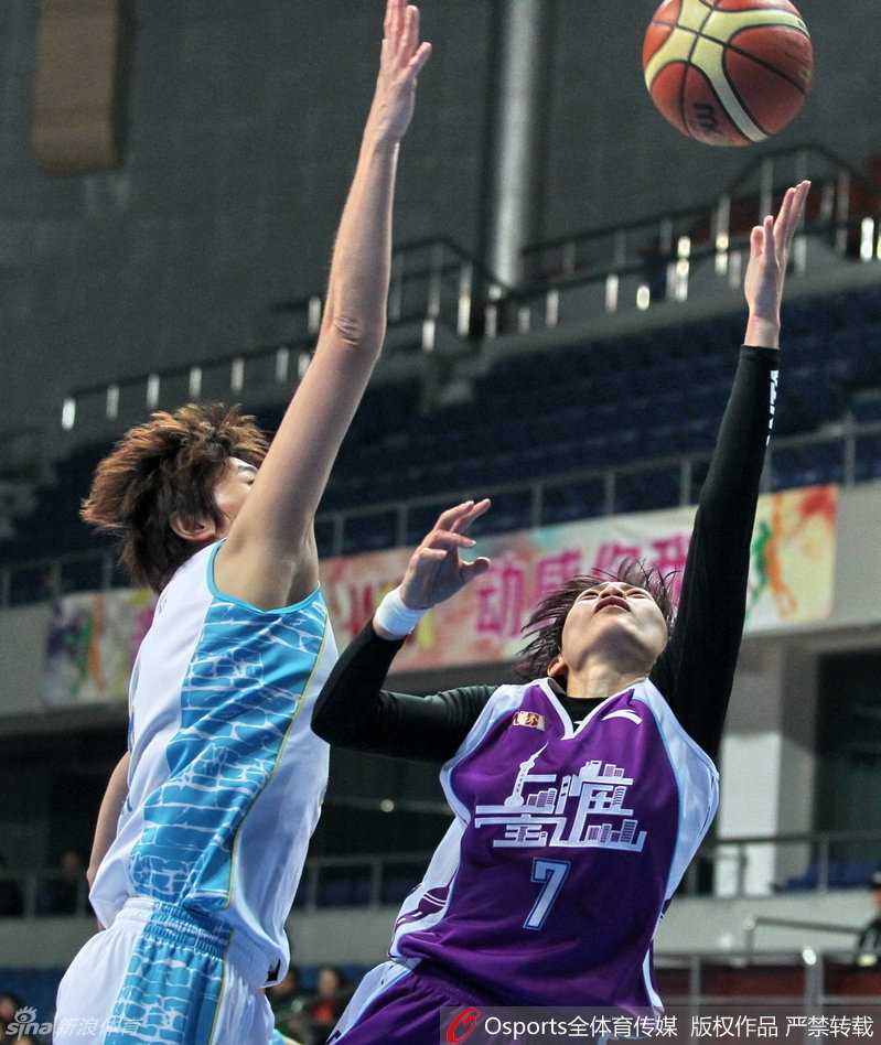 多名球员同时跃起，手臂在空中交织，争抢篮板的瞬间展现出极致的求胜欲望。