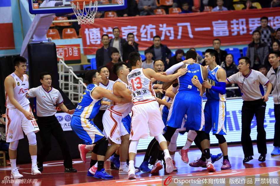 场面彻底失控，众多球员和教练纠缠在一起，场边的安保人员奋力冲进场内试图维持秩序，但混乱仍在持续。