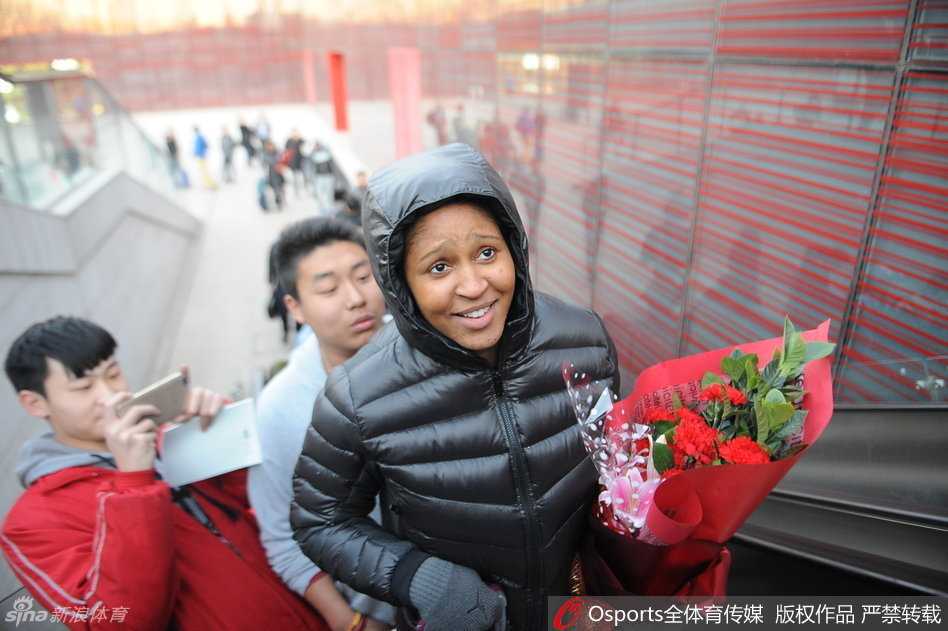 从历史画面切换到现实，玛雅·摩尔正专注地为热情的球迷在篮球鞋或球衣上签名，低垂的眼帘透露出对球迷要求的认真对待。