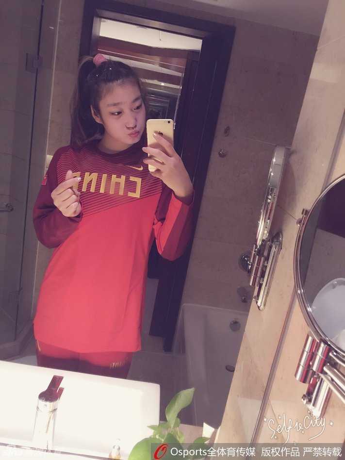 训练场边的李梦扎起清爽的马尾，露出光洁的额头，一身休闲运动装也掩盖不住她的高挑身材，对着镜头搞怪的表情尽显调皮本色。