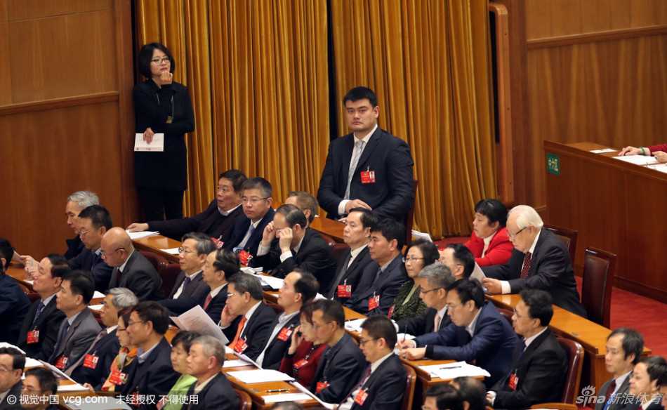 走出会场的姚明被记者们团团围住，成为全场的绝对焦点。他面带微笑，从容地应对着各种提问，尽显一位成熟政协委员的风采。