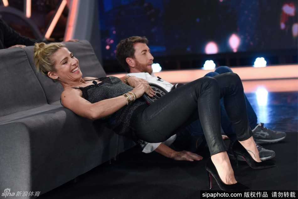 埃尔莎·帕塔奇在综艺节目现场，身姿挺拔地做出高难度瑜伽动作，身体的柔韧性与力量感在这一刻完美融合，仿佛在空气中勾勒出一道优美的健康符码。