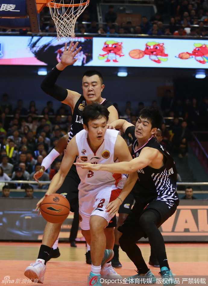 郭艾伦如旋风般急速回防，眼神紧追对手，不惜体力只为守护球队防线