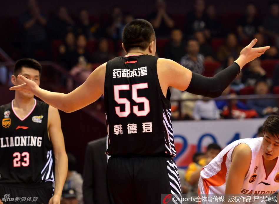丁彦雨航拼尽全力护住篮球，面对辽宁两名防守球员的围堵，毫无惧色