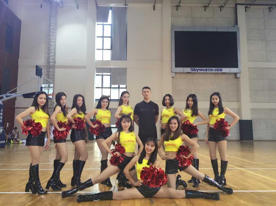 万花丛中猛虎嗅蔷薇 深圳烈豹新赛季定妆照欢乐多 深圳烈豹队锋线四位悍将并排站立,他们分别是顾全、代怀博、李慕豪和张凯,四人表情轻松,展现出球队深厚的国内球员阵容。