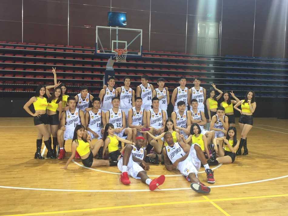 万花丛中猛虎嗅蔷薇 深圳烈豹新赛季定妆照欢乐多 摄影师正在为深圳烈豹队拍摄新赛季定妆照,球员何忠勉在镜头前配合拍摄,摄影师则趴在地上寻找最佳角度,十分敬业。