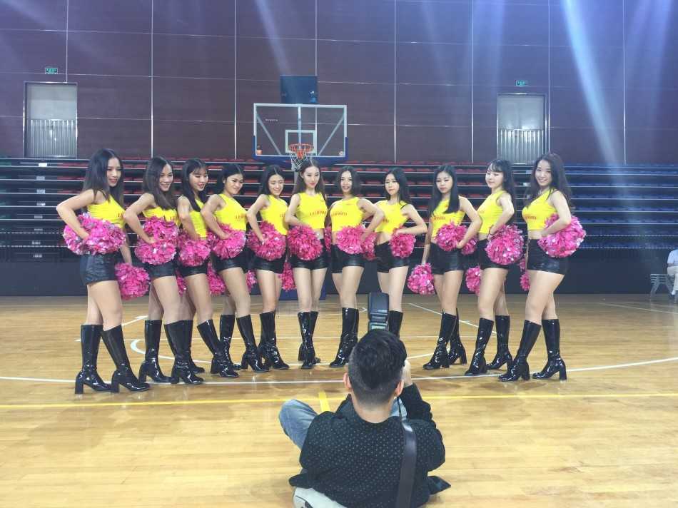 万花丛中猛虎嗅蔷薇 深圳烈豹新赛季定妆照欢乐多 深圳烈豹队后卫罗汉琛在拍摄时镜头感十足,他面对镜头做出一个俏皮的表情,眼神中透露出自信与灵动,显得十分活泼。