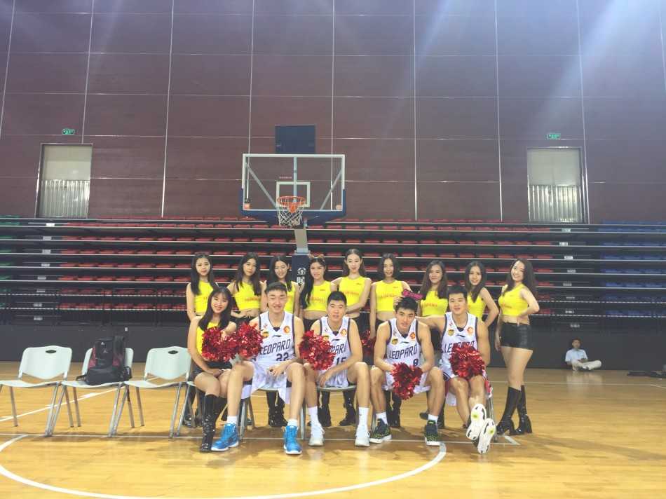 万花丛中猛虎嗅蔷薇 深圳烈豹新赛季定妆照欢乐多 被大家称为