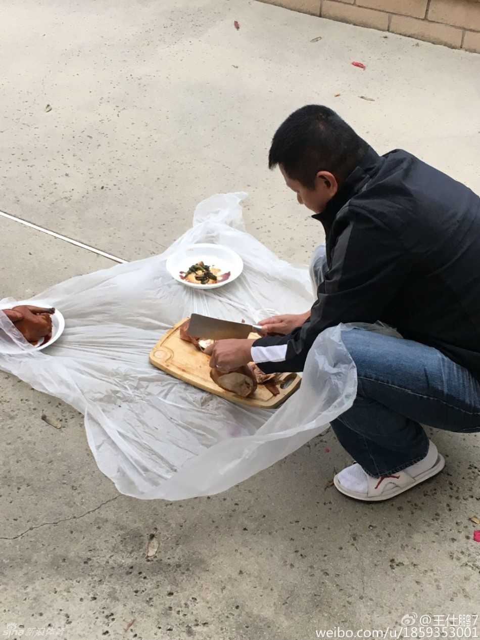 桌上两瓶茅台酒瓶身已见底，众人面前碗筷狼藉，背景里大家举杯碰撞，记录下欢聚畅饮后的圆满尾声
