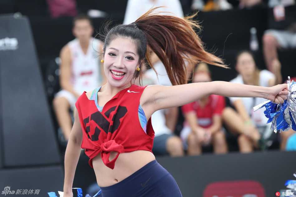 身着亮黄色舞裙的篮球宝贝们在赛场中央跃起，裙摆飞扬，她们用充满爆发力的舞姿瞬间点燃了全场观众的呐喊声。