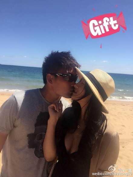 球场上，石一童轻舒猿臂，运球姿势潇洒飘逸，眼神凌厉地观察着全场，仿佛瞬间回到了当年那个在WCBA赛场上叱咤风云的追风少女。