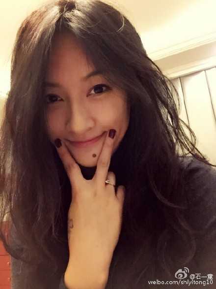 石一童在球场边整理着自己的鞋带，专注的神情仿佛在调试最精准的投篮手感，即便是一个简单的动作，也难掩她身上那股利落的运动美感。