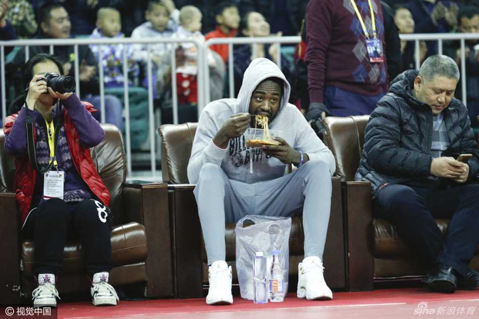 三双王端碗刀削面 看女篮老对手如何演绎篮下风云 山西队球员一记漂亮的虚晃,如同利刃般撕开对手防线,瞬间将防守者甩在身后,直杀篮下