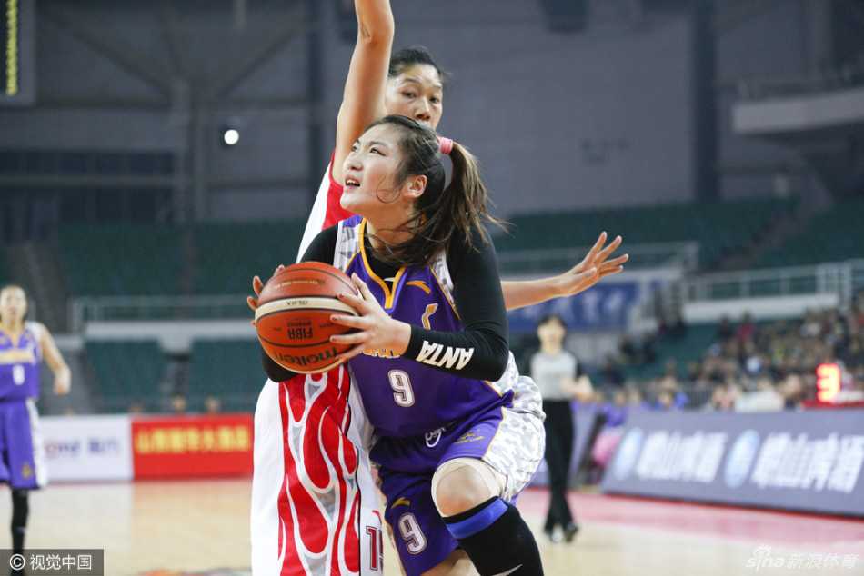 三双王端碗刀削面 看女篮老对手如何演绎篮下风云 富兰克林手捧热气腾腾的山西刀削面,眼神专注地盯着场内女篮的激烈拼抢,画面充满生活趣味