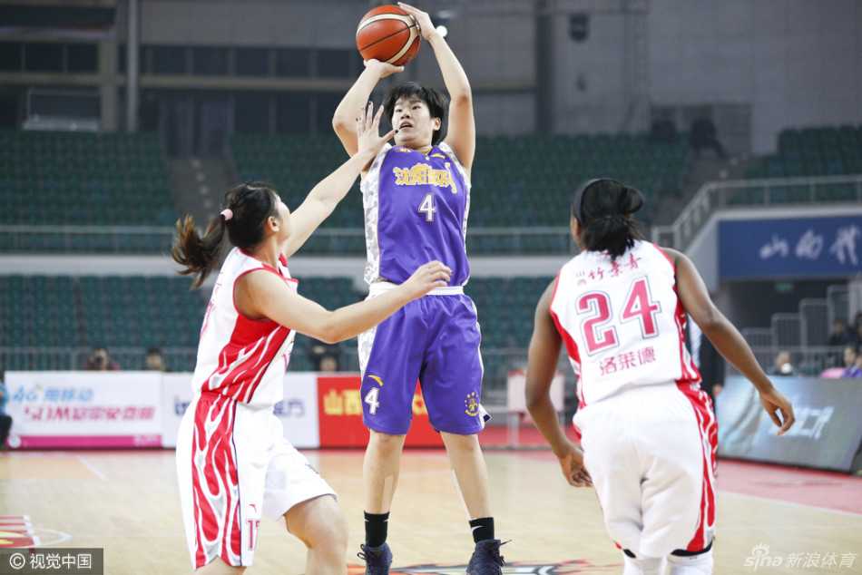 三双王端碗刀削面 看女篮老对手如何演绎篮下风云 山西女篮后卫在三人包夹的人缝中强行突破,身体在空中扭曲成一张弓,寻找传球的刹那良机