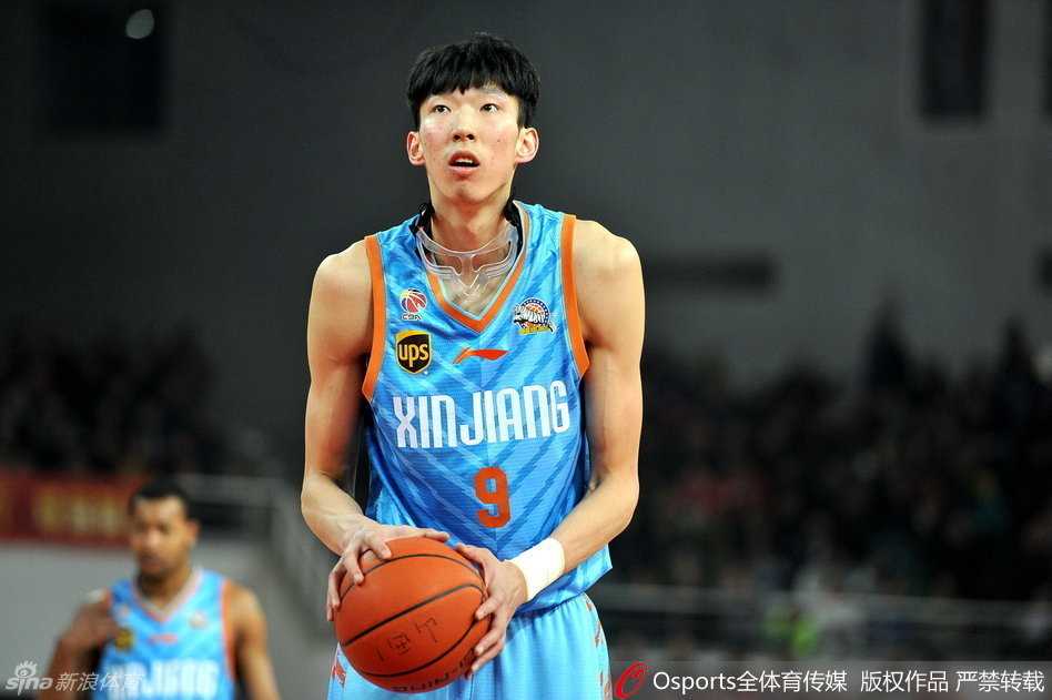 三晋之火燃爆季后赛卡位战:山西汾酒主场力克新疆,原帅三分如雨周琦戴面具苦撑 山西队外援富兰克林在新疆队严密的包夹防守下,如闪电般撕裂防线,高高跃起完成单手战斧暴扣,点燃了全场球迷的热情。