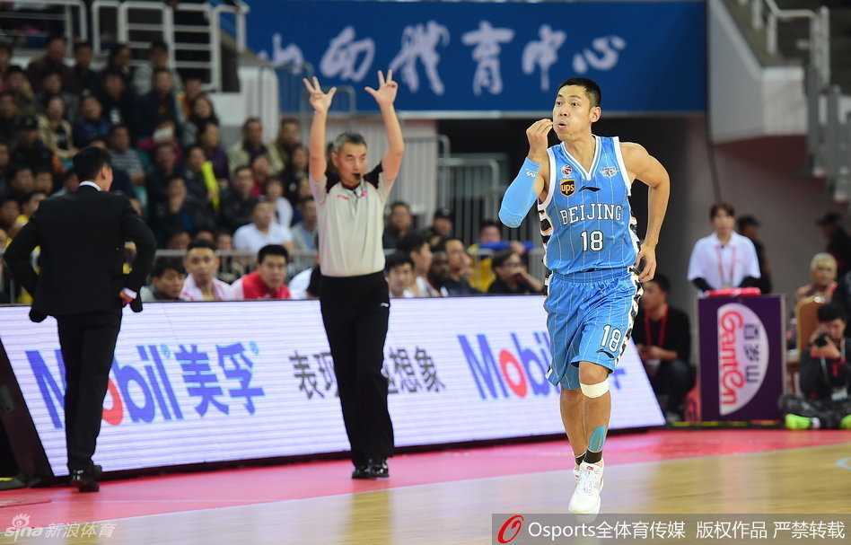 方硕持球强行突破，面对山西队的合围，他的眼神坚毅，这一刻他是北京队未来的希望，也是此刻最冷静的杀手。