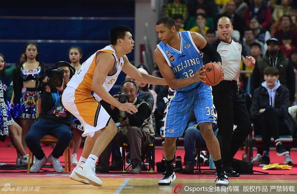 翟晓川如一把尖刀钻入山西队重重内线，在空中与防守人对抗后，依然将球稳稳送入篮筐。